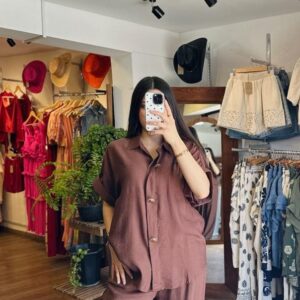 Blusa Cafe con Dijes