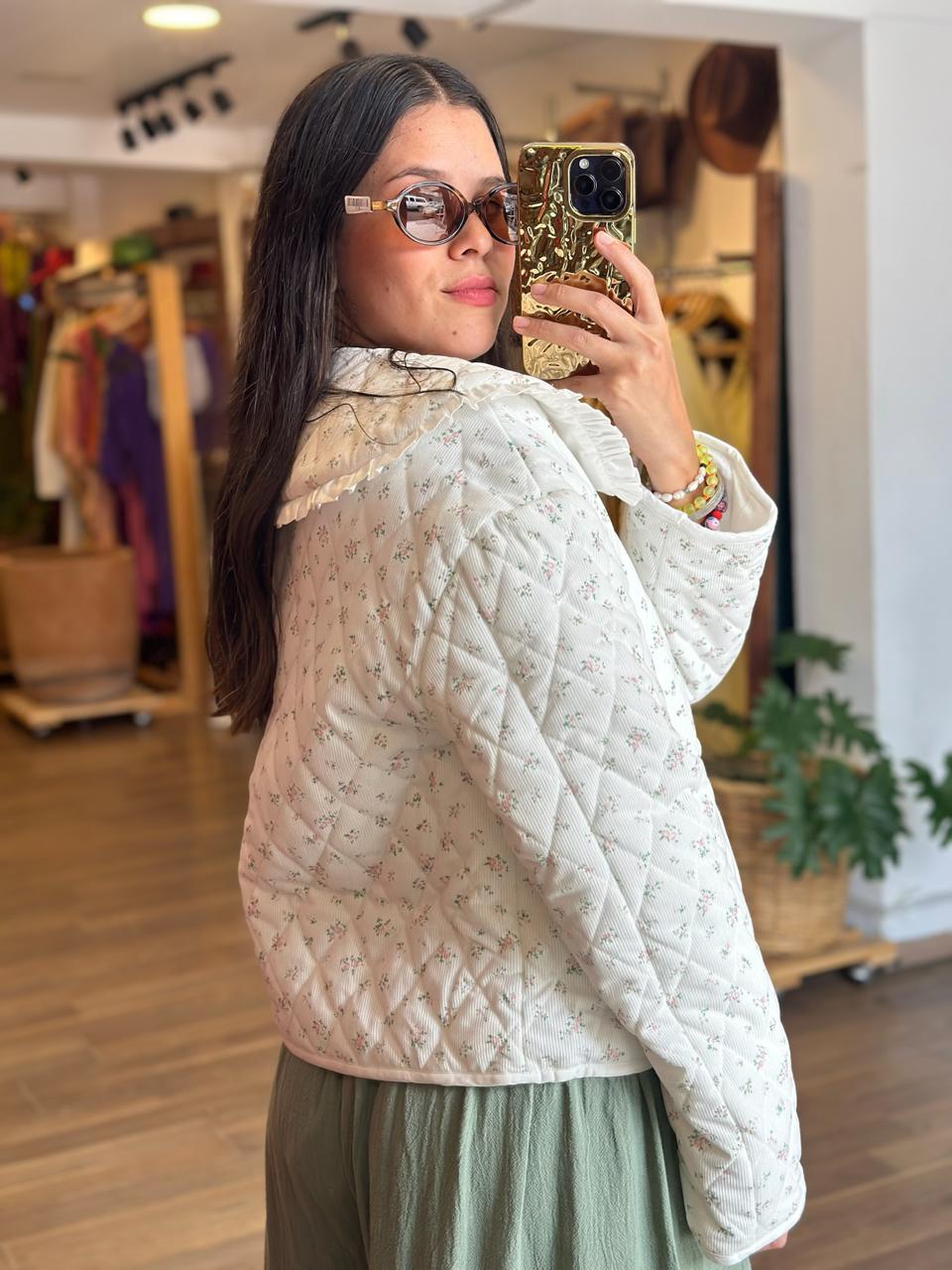 Chamarra Flores Blanca Matelasseada Cuello Bobo - Imagen 4