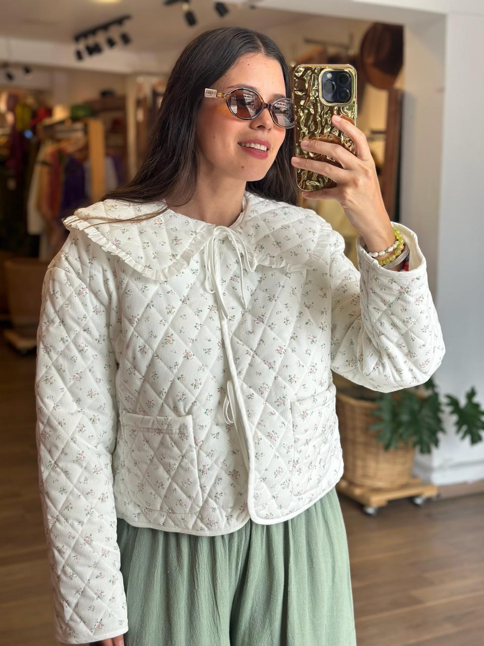 Chamarra Flores Blanca Matelasseada Cuello Bobo - Imagen 2